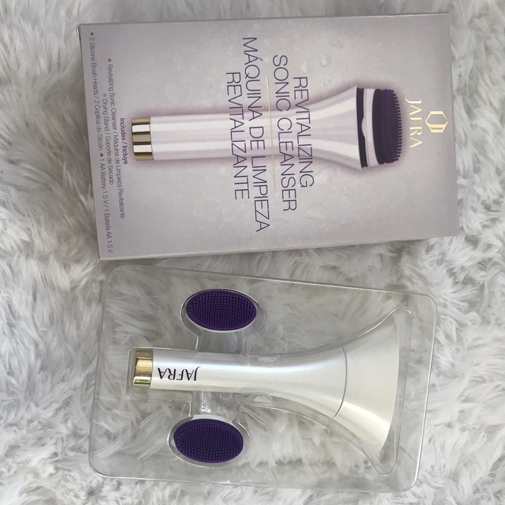 Revitalizing sonic cleanser